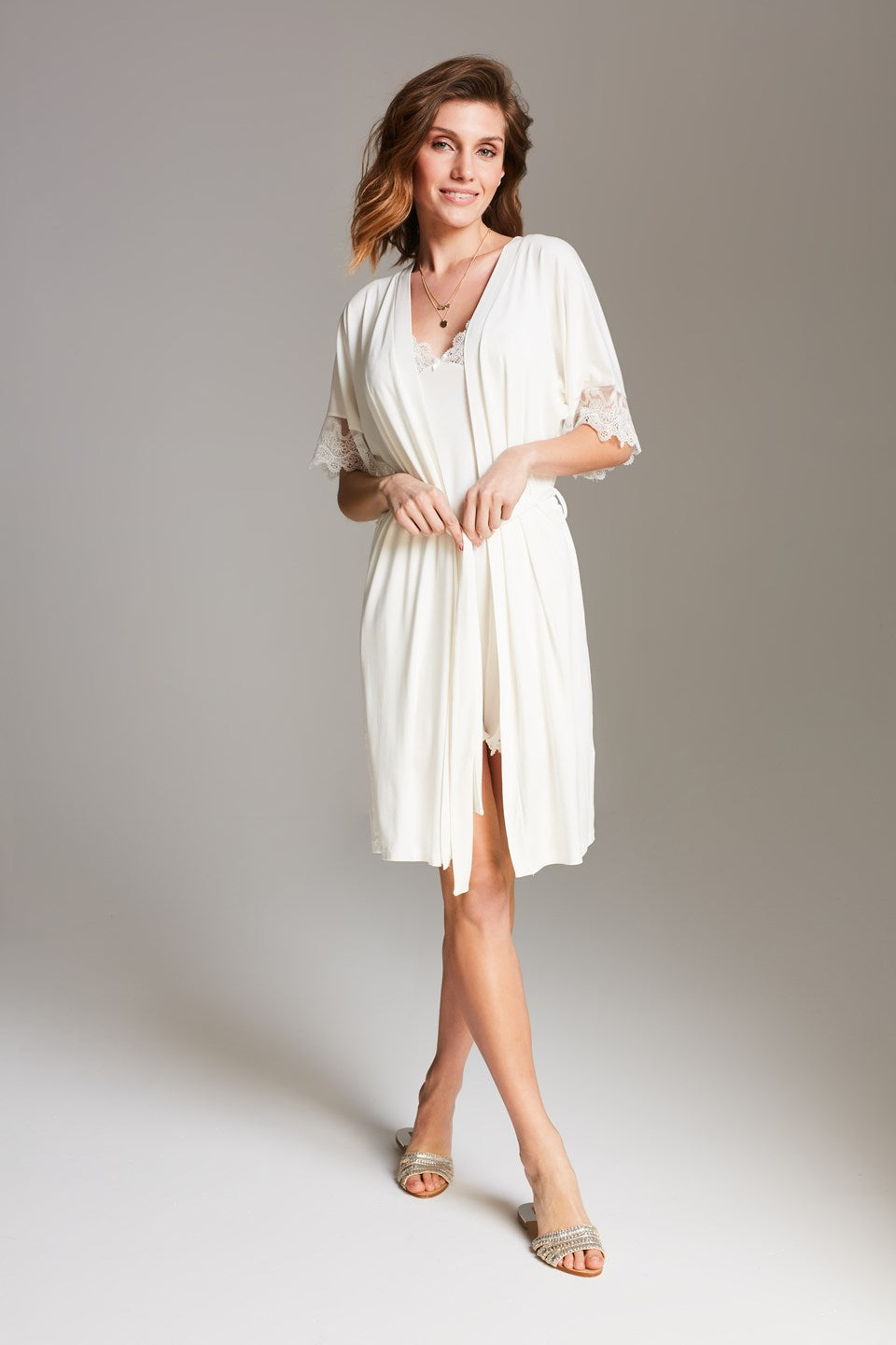 Peignoir van Vanilla in wit, voorkant met kanten randjes aan mouwen en bijpassend hemdje, zachte stof