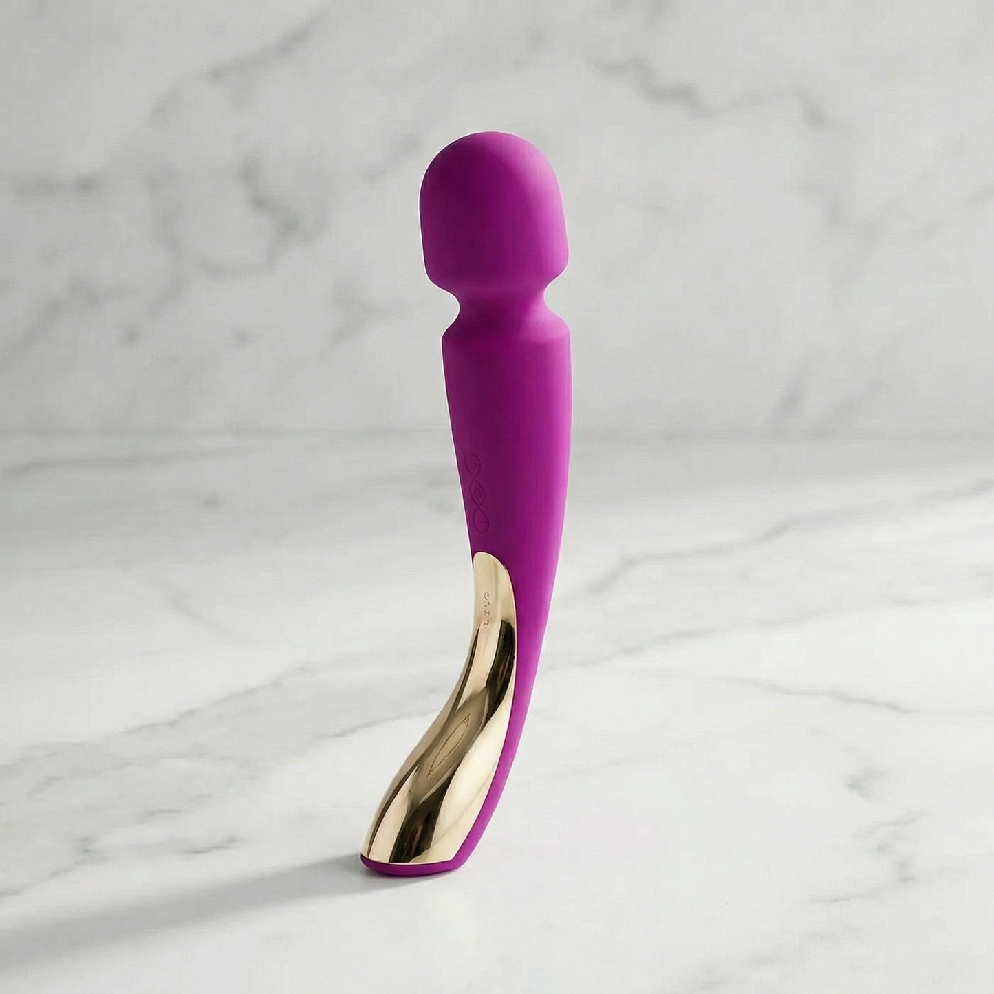 Close-up van bedieningsknoppen op zwarte Lelo Smart Wand Massager Large 2