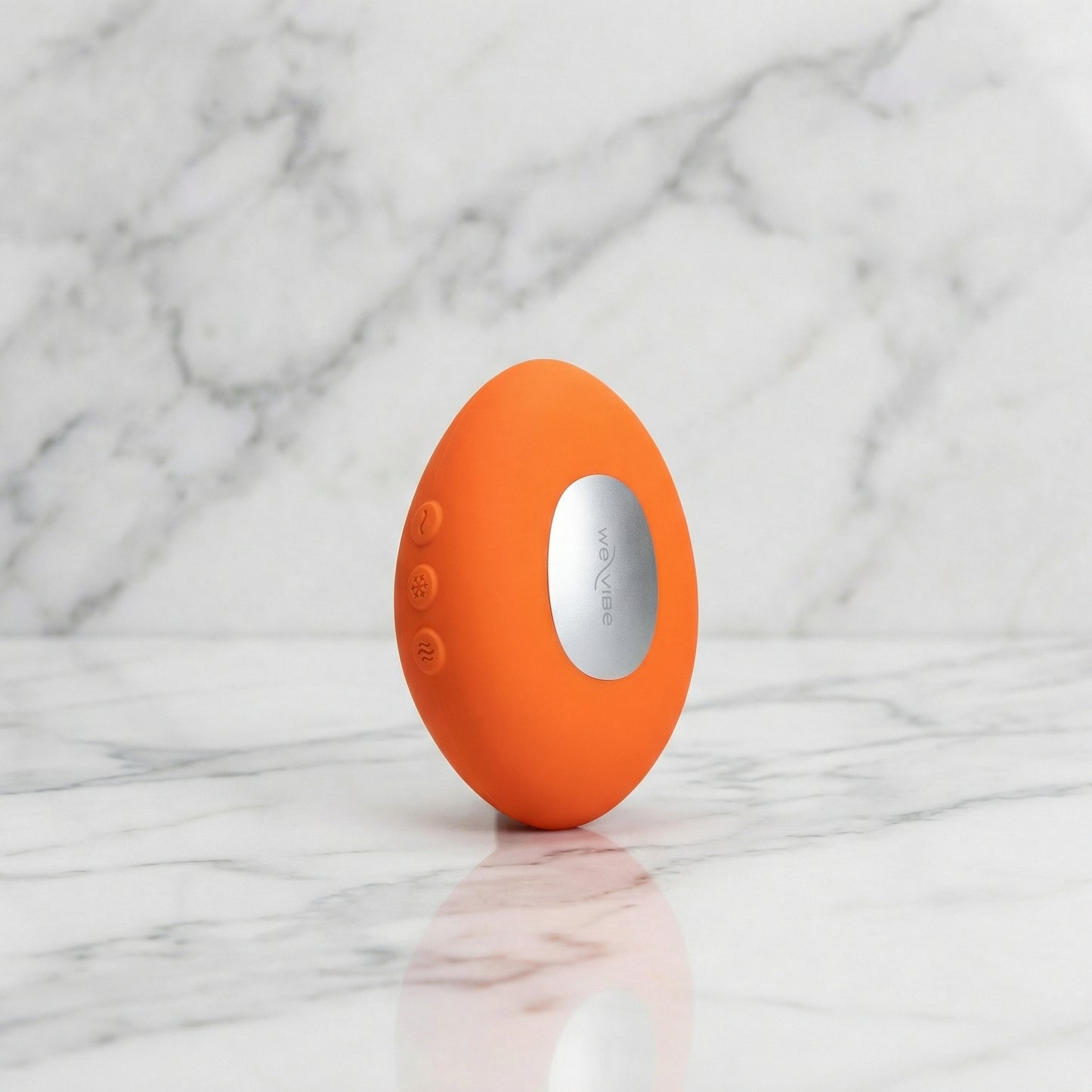 We-Vibe Temp stimulator in oranje kleur op witte achtergrond