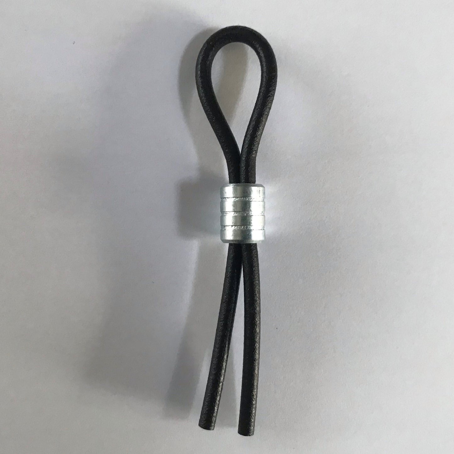 Zwarte verstelbare lasso penisring Joker met zilverkleurige metalen schuif