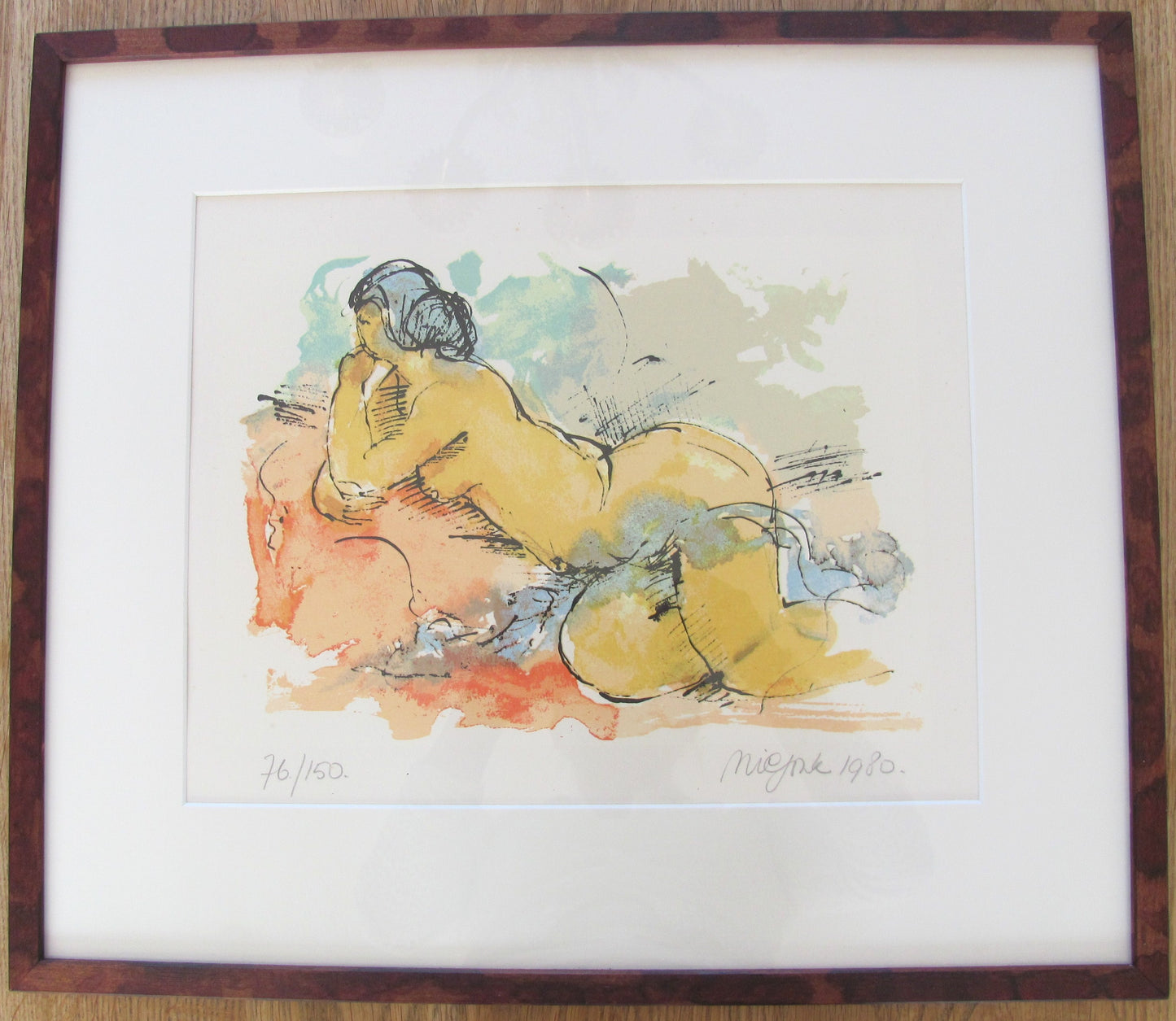Zeefdruk Nic Jonk 1980 nr 76/150 liggende vrouwfiguur in geel oranje en turquoise in houten lijst