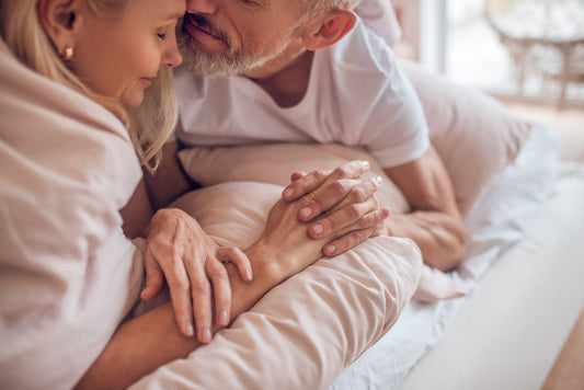 Warm en respectvol beeld van intiem ouder echtpaar bij artikel over seksualiteit en ouder worden samen