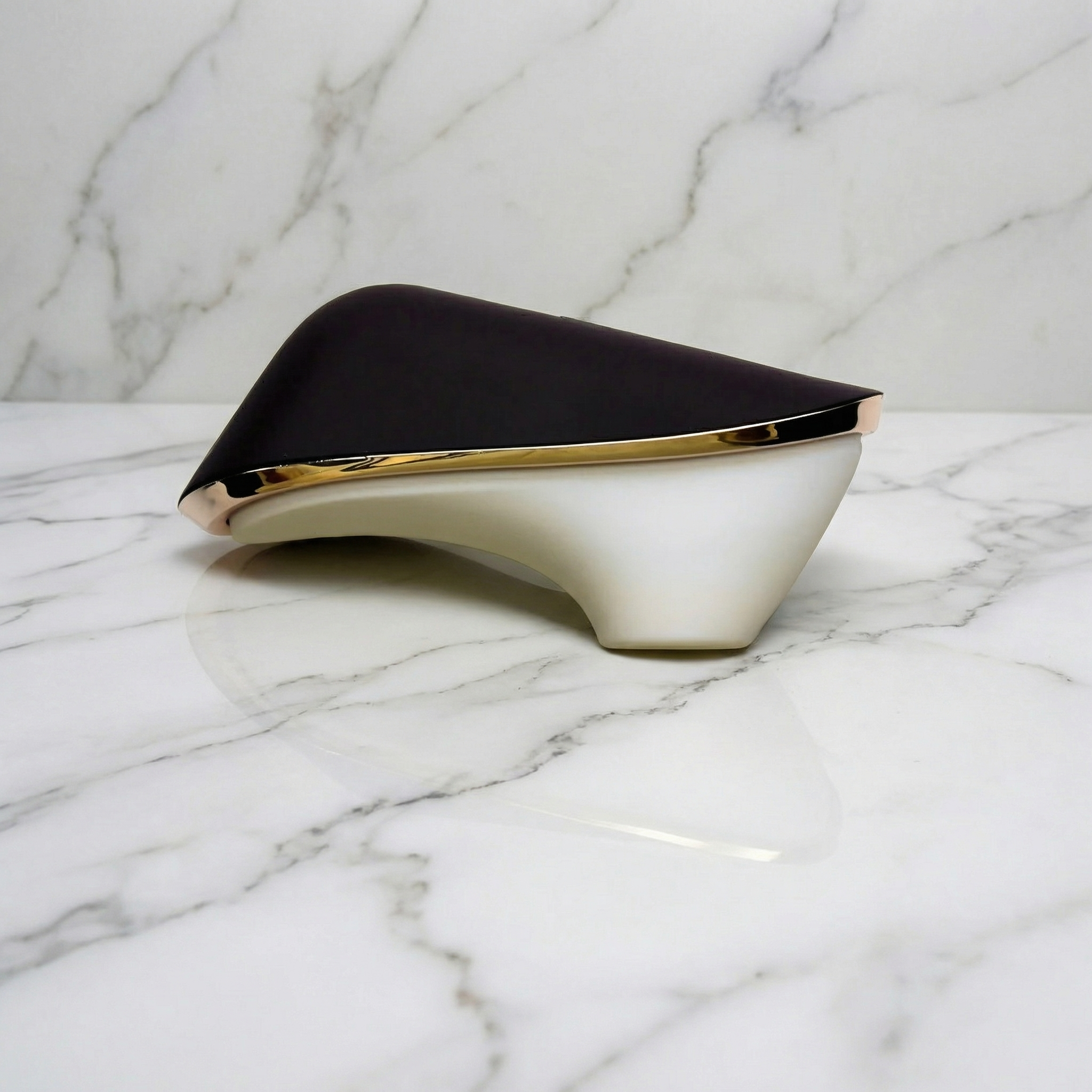 Zijaanzicht van de Satisfyer Pro Traveler met ergonomische vormgeving