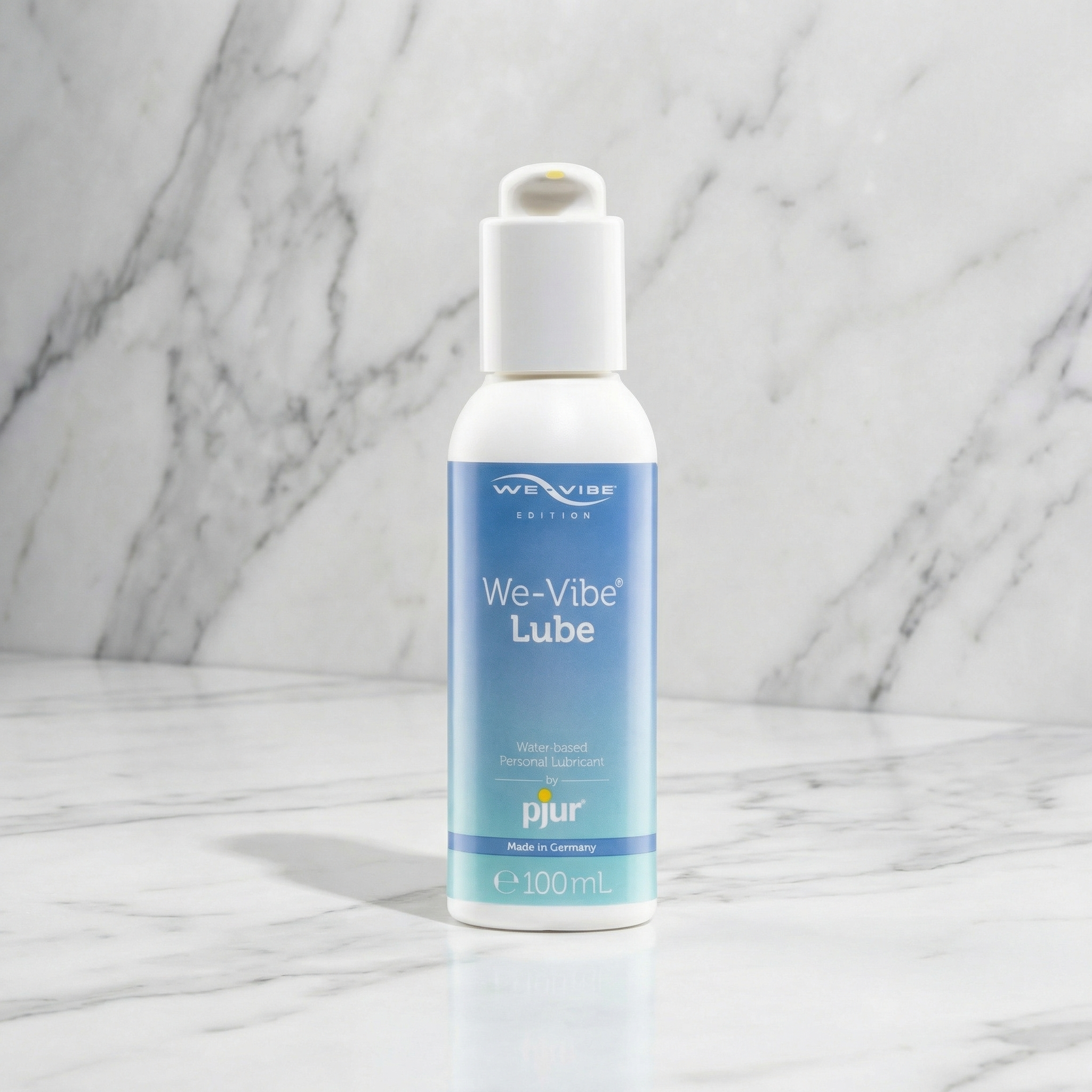 We-vibe glijmiddel van De Paarse Keizerin op witte achtergrond