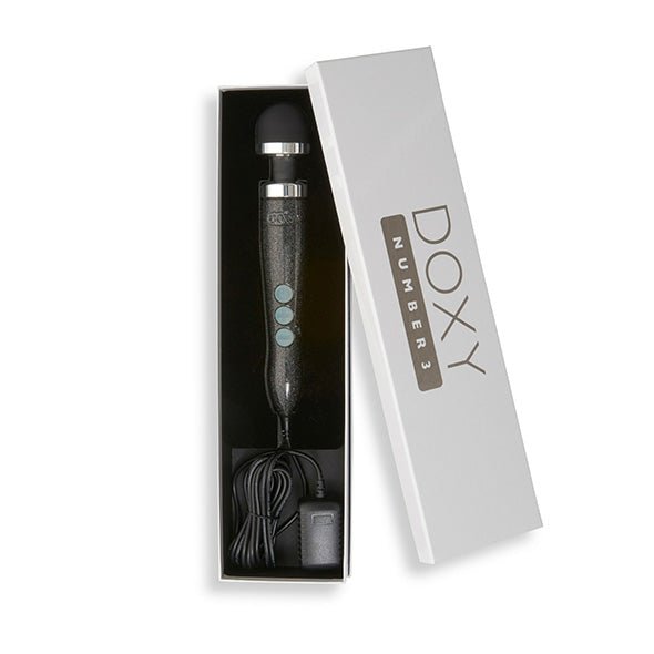 Zijaanzicht van de Doxy Number 3 intimate massager, toont het ergonomische ontwerp en bedieningsknoppen