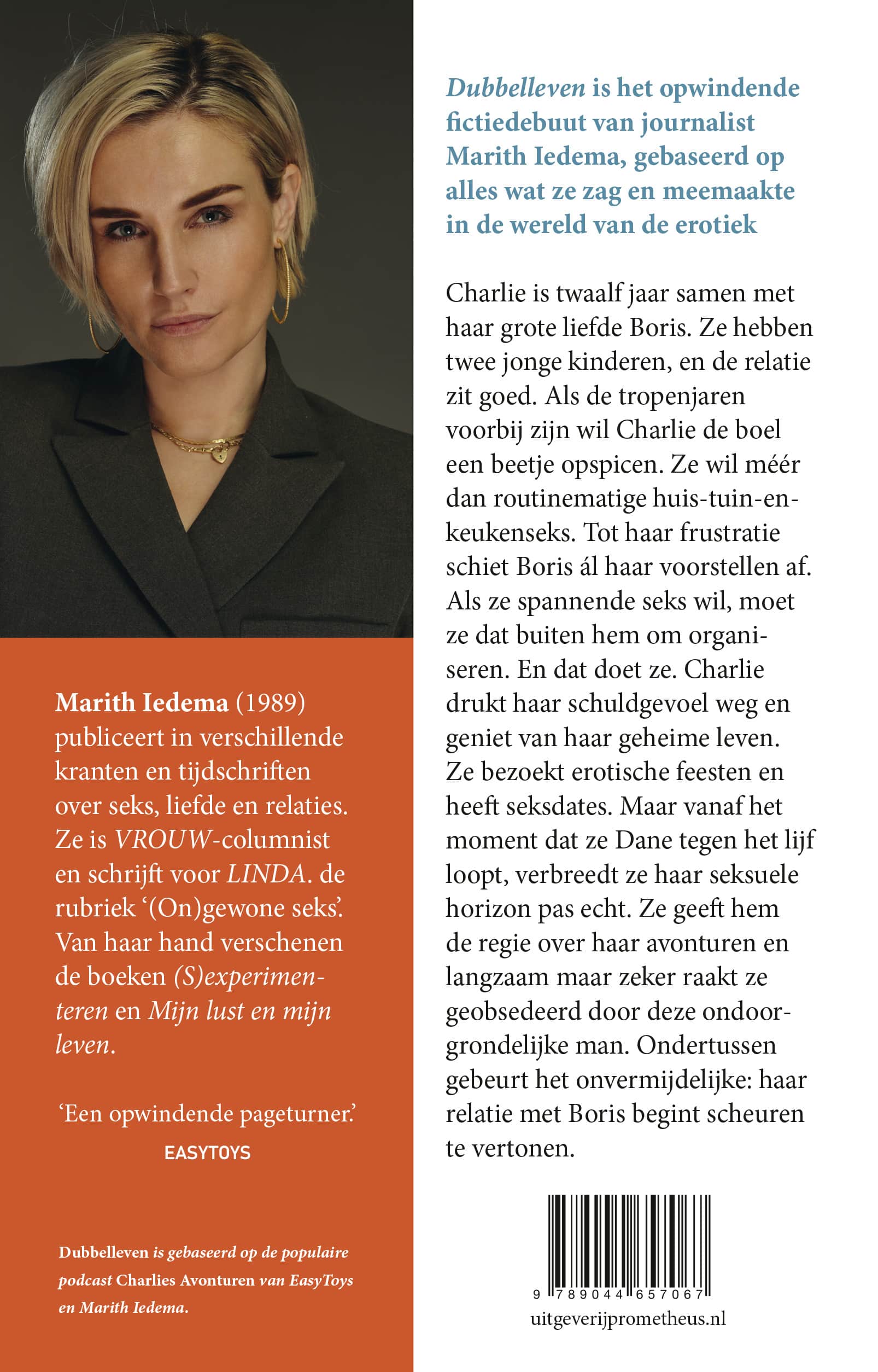 Close-up van de achterkant van Dubbelleven boek met samenvatting en uitgeverij informatie