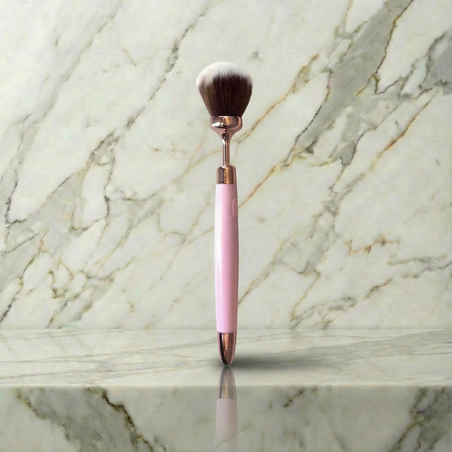 Vibrerende Brush Softy van De Paarse Keizerin op witte achtergrond, sensuele wellness brush voor intimiteit