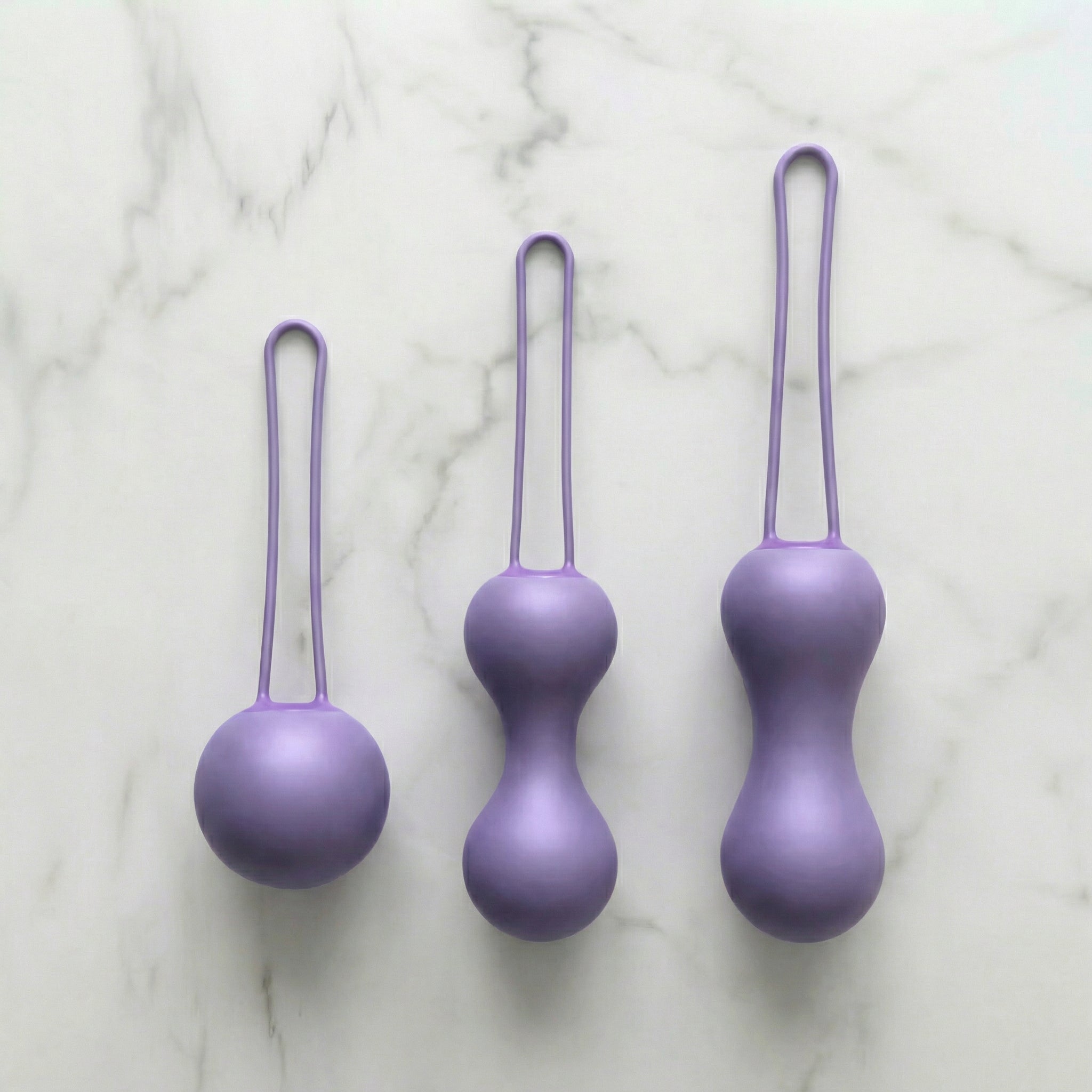 Je Joue Ami drie lila siliconen bekkenbodemballetjes in oplopende grootte met terugtreklusje