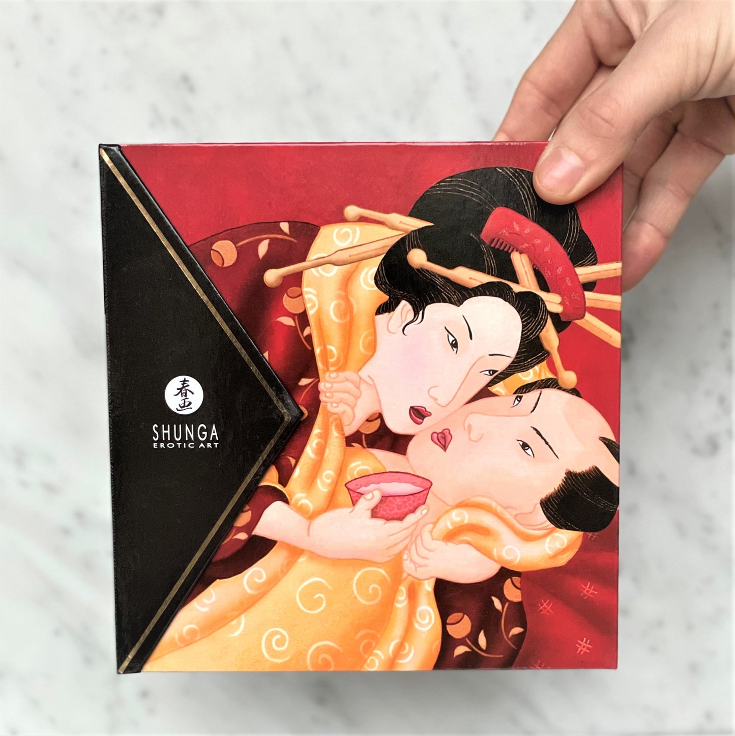 Zijaanzicht van de elegante Shunga cadeauset met luxe verpakking voor intieme momenten