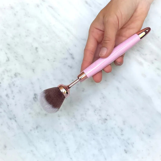 Close-up van bedieningsknoppen en zachte textuur van De Paarse Keizerin Brush Softy intimate wellness product