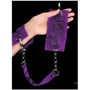 Hand met Lelo Sutra Chainlink boeien in paars, toont kettinglengte en zachte manchetten